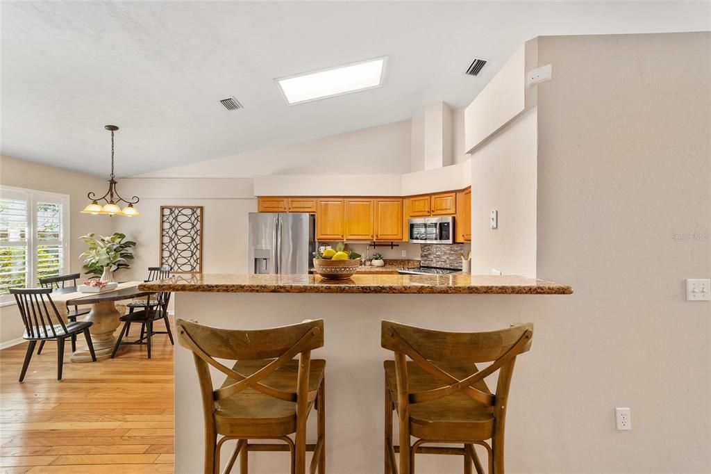 Под контрактом: $359,000 (3 спален, 2 ванн, 1991 Квадратных фут)