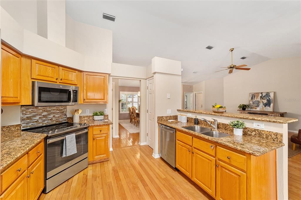 Под контрактом: $359,000 (3 спален, 2 ванн, 1991 Квадратных фут)