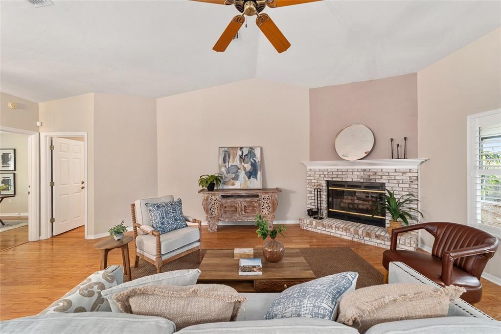 Под контрактом: $359,000 (3 спален, 2 ванн, 1991 Квадратных фут)