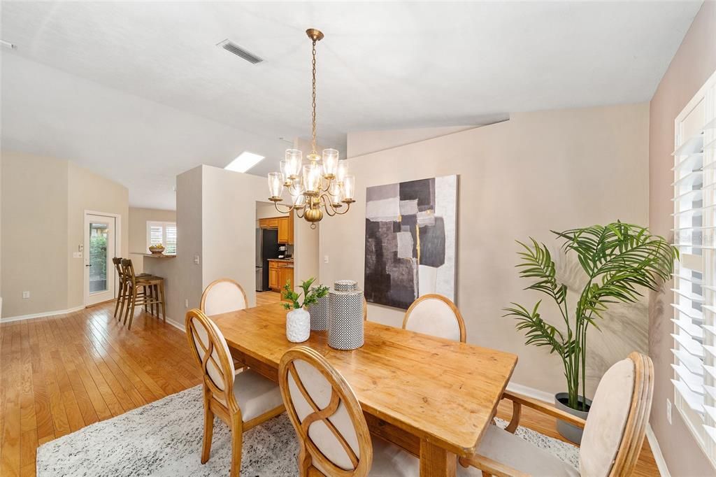 Под контрактом: $359,000 (3 спален, 2 ванн, 1991 Квадратных фут)