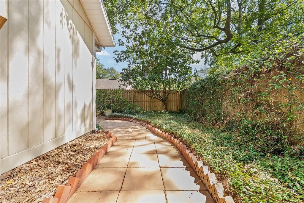 Под контрактом: $359,000 (3 спален, 2 ванн, 1991 Квадратных фут)