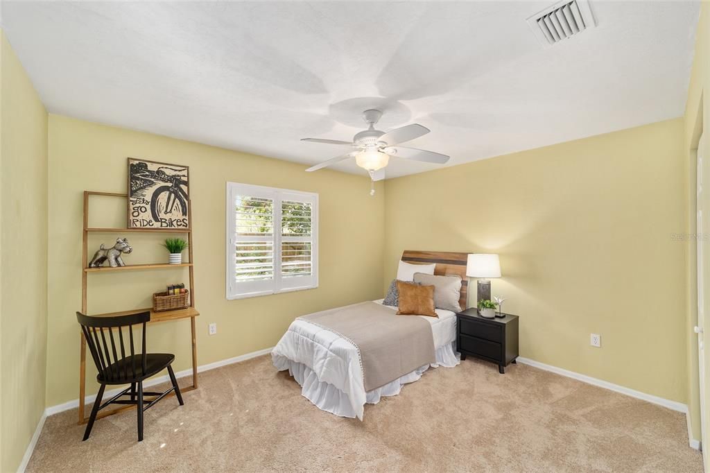 Под контрактом: $359,000 (3 спален, 2 ванн, 1991 Квадратных фут)