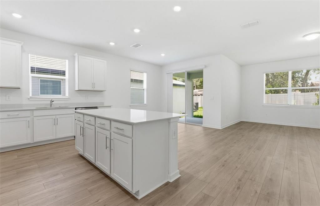 Activo con contrato: $444,800 (4 camas, 2 baños, 1850 Pies cuadrados)