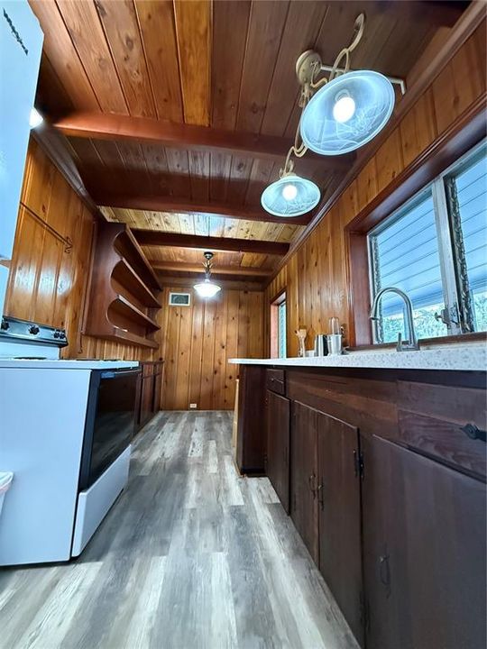 Под контрактом: $225,000 (2 спален, 1 ванн, 912 Квадратных фут)