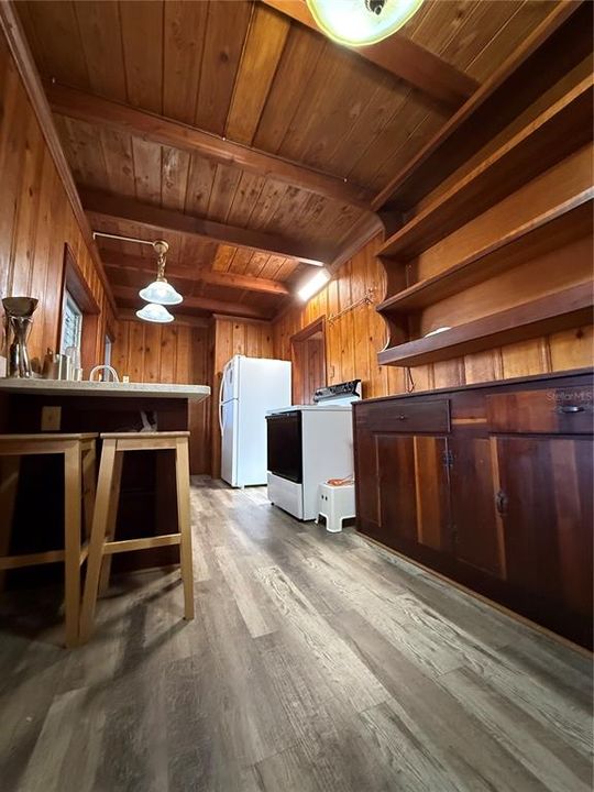 Под контрактом: $225,000 (2 спален, 1 ванн, 912 Квадратных фут)