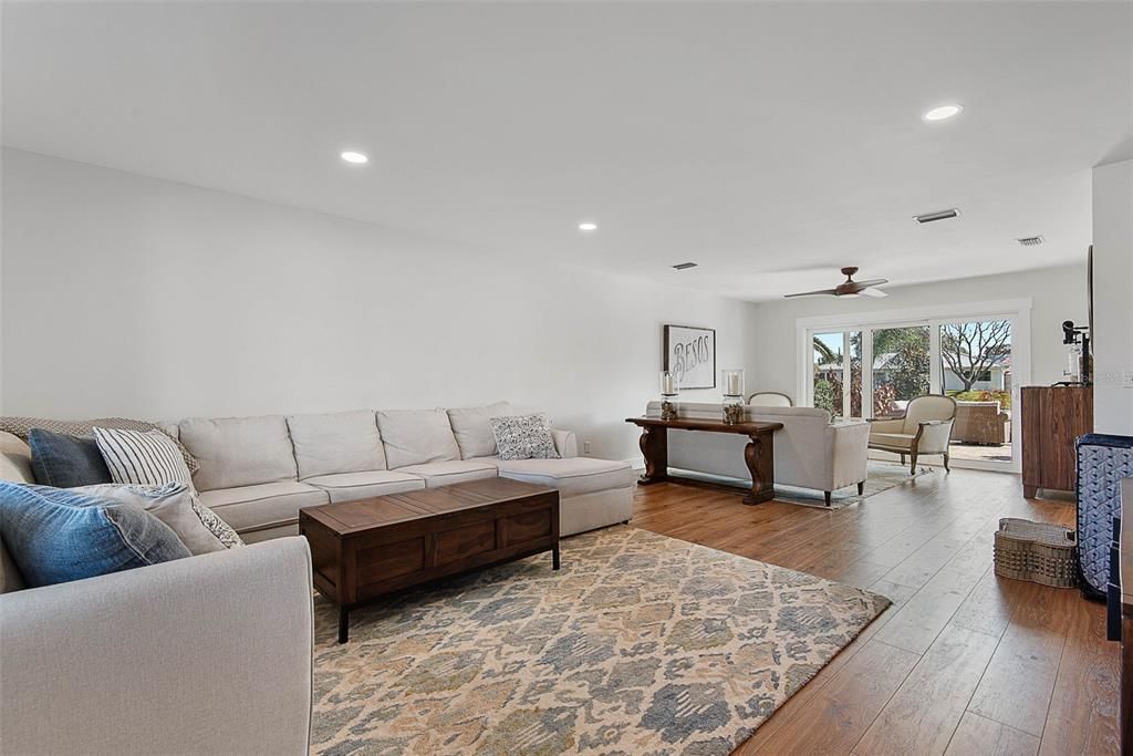 Active With Contract: $799,900 (4 beds, 3 baths, 2984 Square Feet)