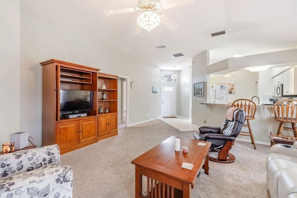 待售: $220,000 (3 贝兹, 2 浴室, 1390 平方英尺)