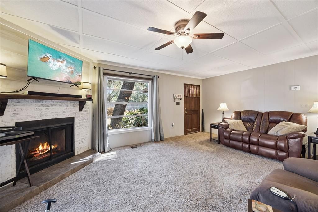 合同活跃: $225,000 (2 贝兹, 1 浴室, 927 平方英尺)