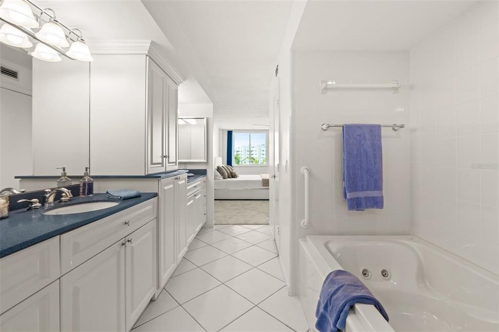 For Sale: $1,150,000 (2 beds, 2 baths, 1498 Square Feet)