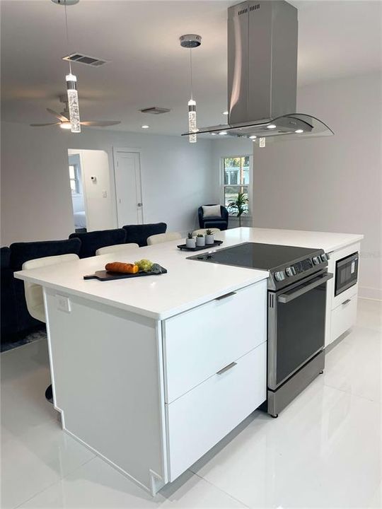 For Sale: $669,000 (2 beds, 2 baths, 1061 Square Feet)