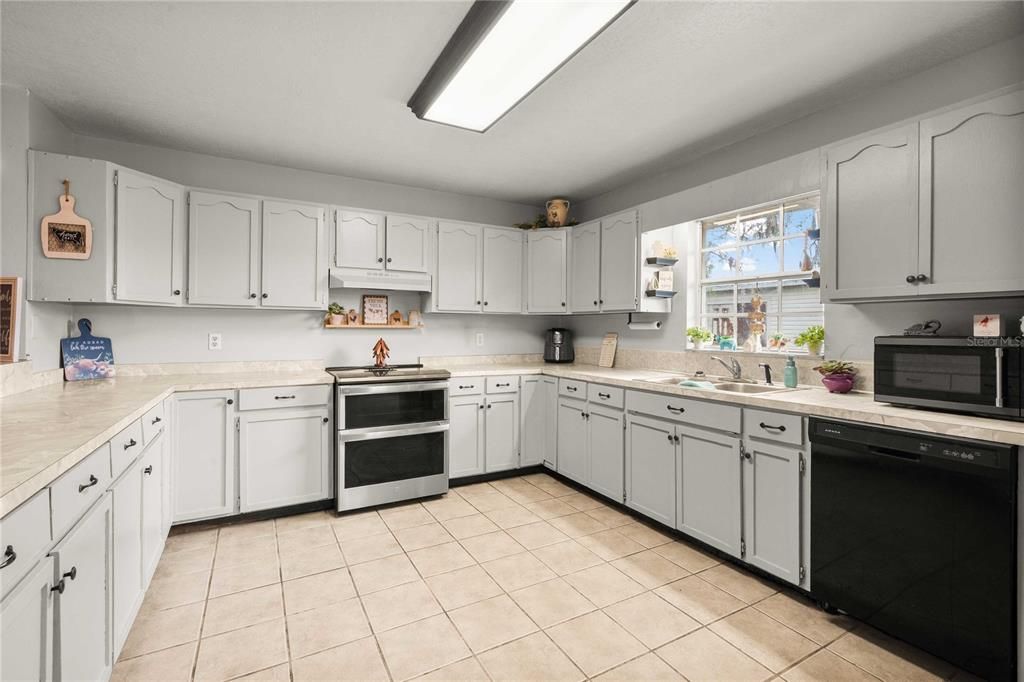 For Sale: $699,000 (3 beds, 2 baths, 1711 Square Feet)