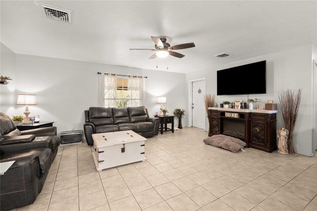 For Sale: $699,000 (3 beds, 2 baths, 1711 Square Feet)