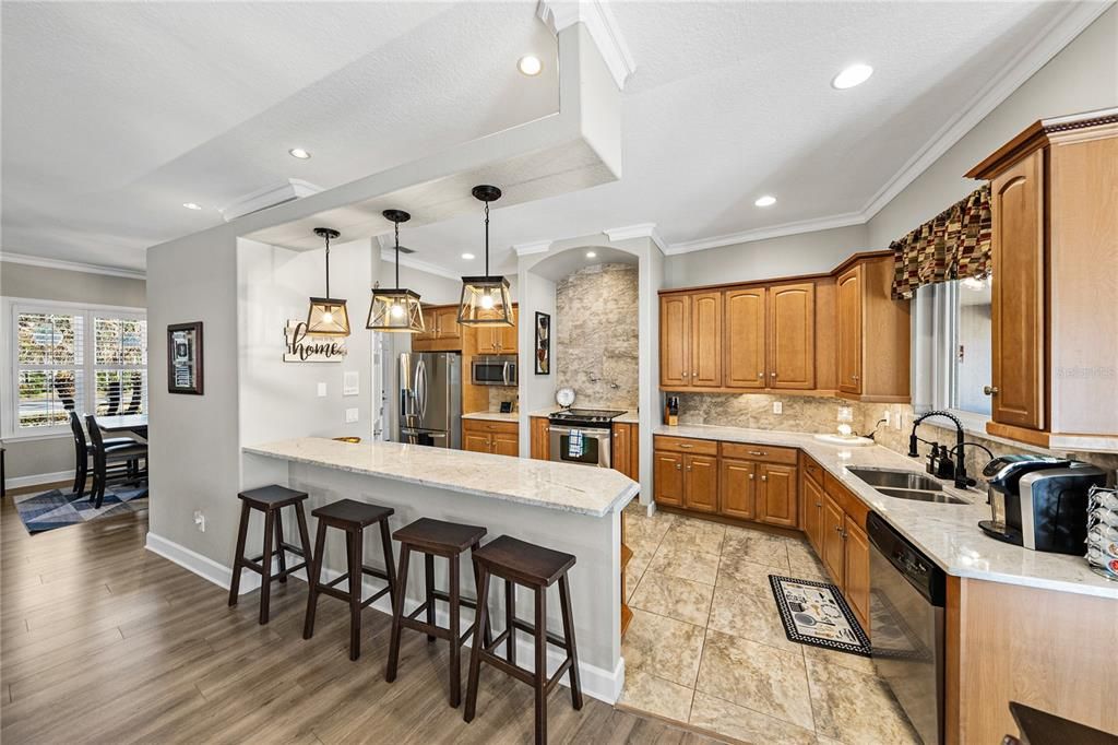 Activo con contrato: $825,000 (4 camas, 3 baños, 3627 Pies cuadrados)
