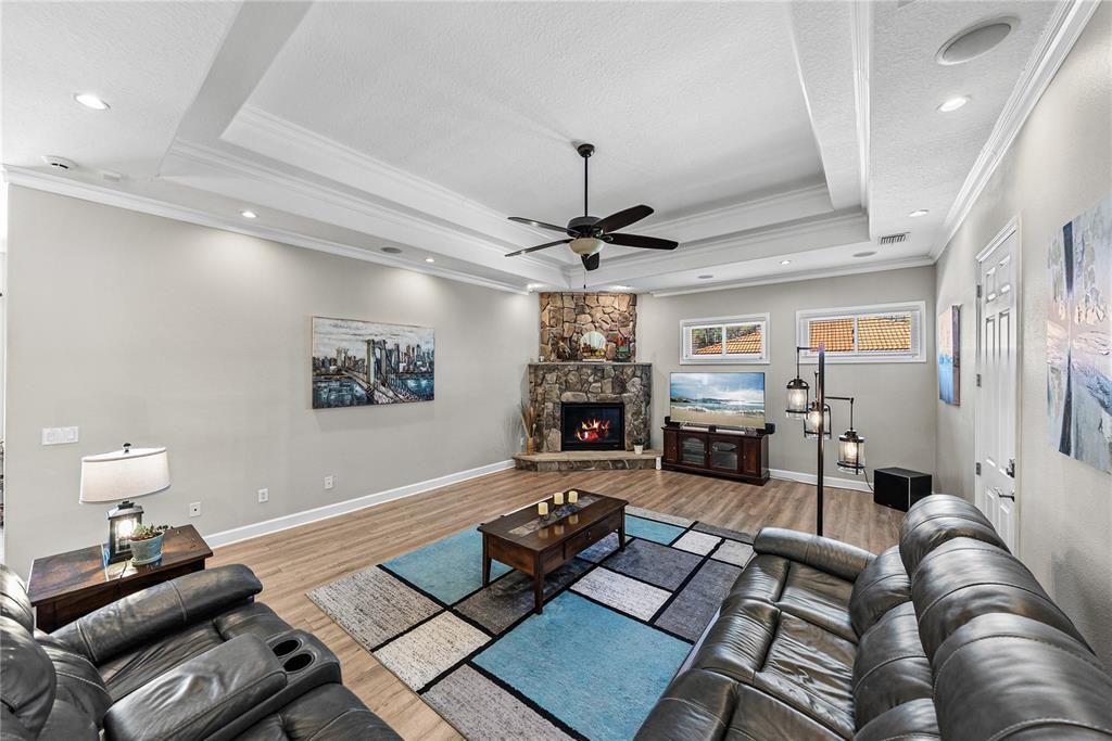 Activo con contrato: $825,000 (4 camas, 3 baños, 3627 Pies cuadrados)