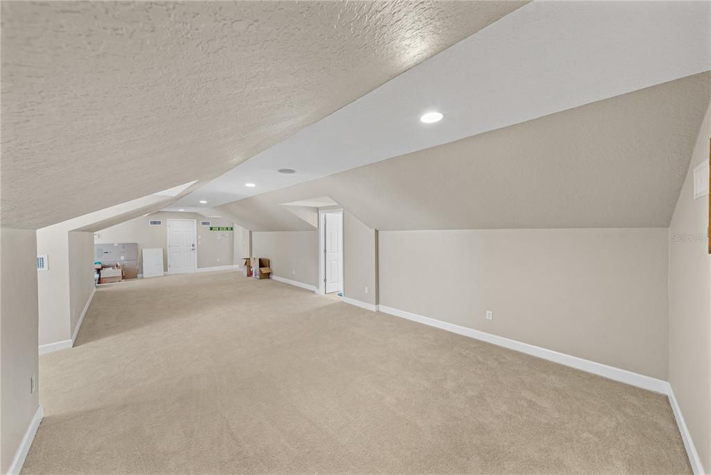Activo con contrato: $825,000 (4 camas, 3 baños, 3627 Pies cuadrados)