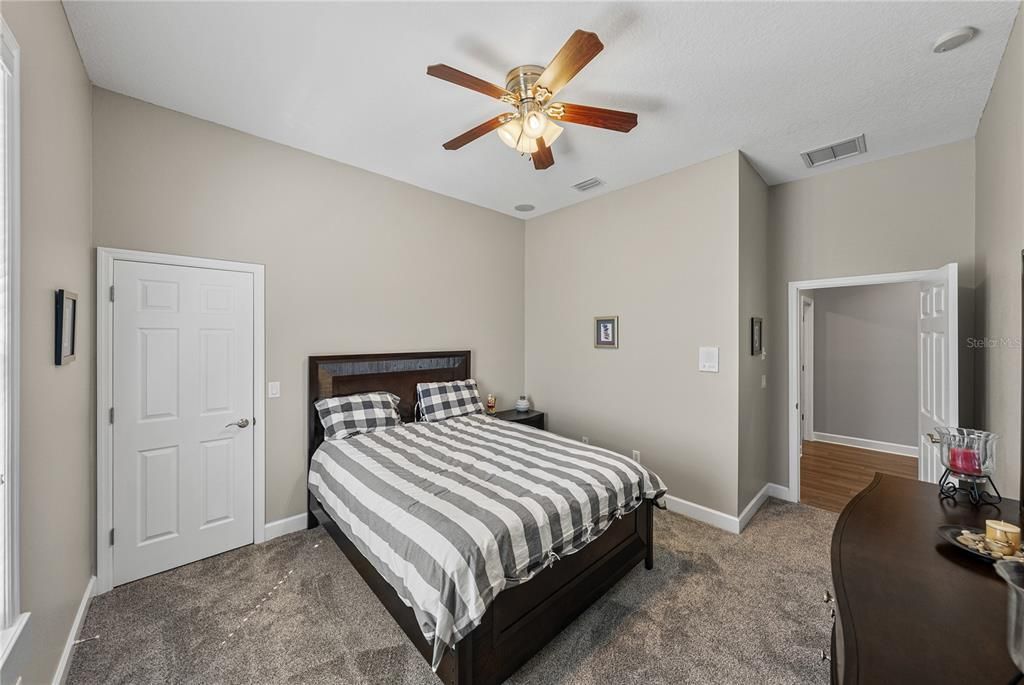 Activo con contrato: $825,000 (4 camas, 3 baños, 3627 Pies cuadrados)