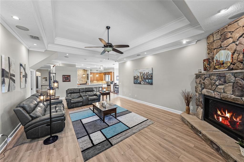 Activo con contrato: $825,000 (4 camas, 3 baños, 3627 Pies cuadrados)