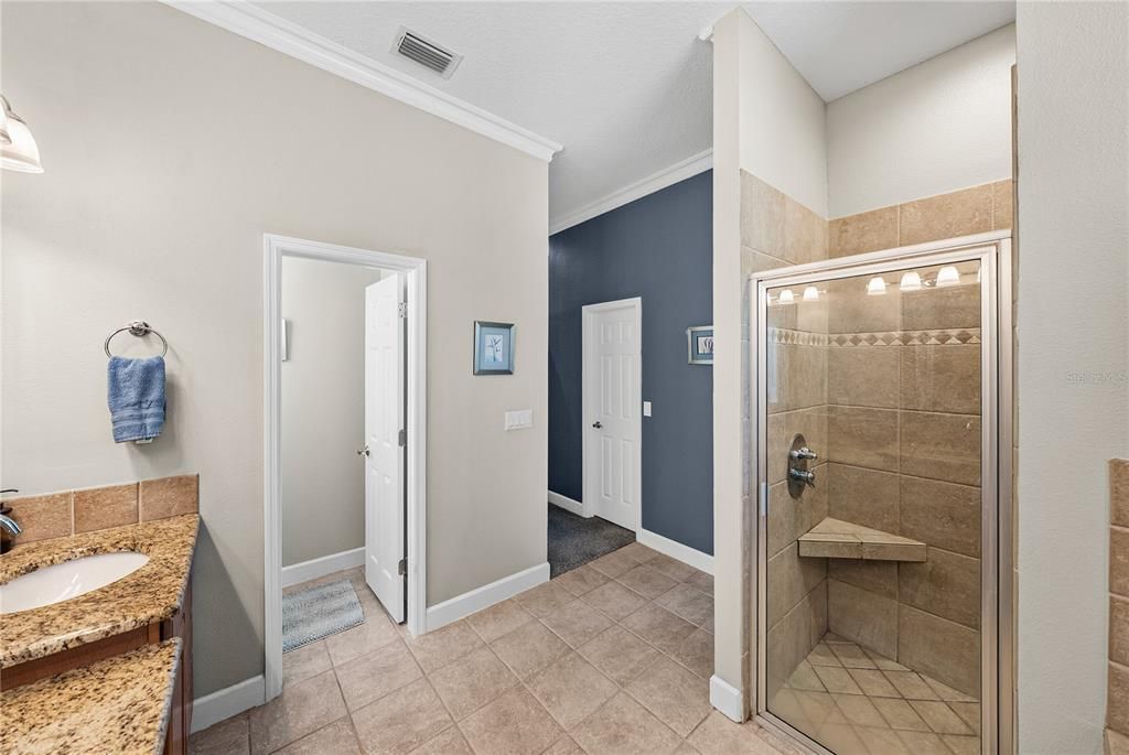 Activo con contrato: $825,000 (4 camas, 3 baños, 3627 Pies cuadrados)