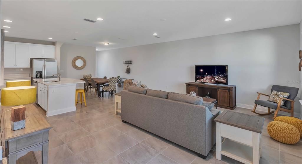 Activo con contrato: $349,990 (3 camas, 2 baños, 2043 Pies cuadrados)