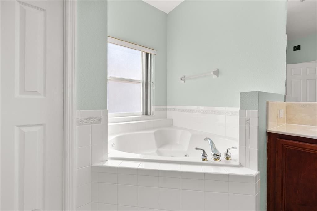 Active With Contract: $539,900 (5 beds, 3 baths, 2813 Square Feet)