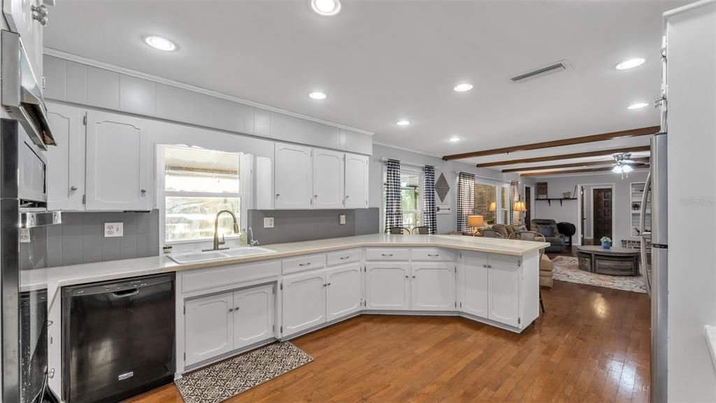 For Sale: $749,000 (5 beds, 3 baths, 3913 Square Feet)