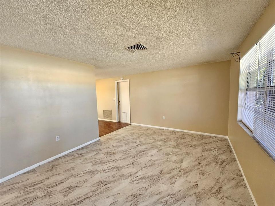 For Rent: $1,375 (2 beds, 1 baths, 720 Square Feet)