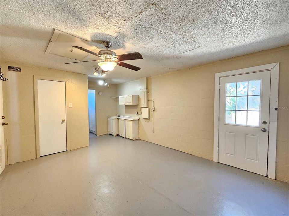 For Rent: $1,375 (2 beds, 1 baths, 720 Square Feet)