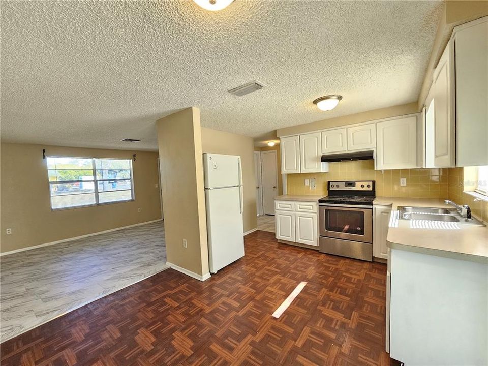 For Rent: $1,375 (2 beds, 1 baths, 720 Square Feet)