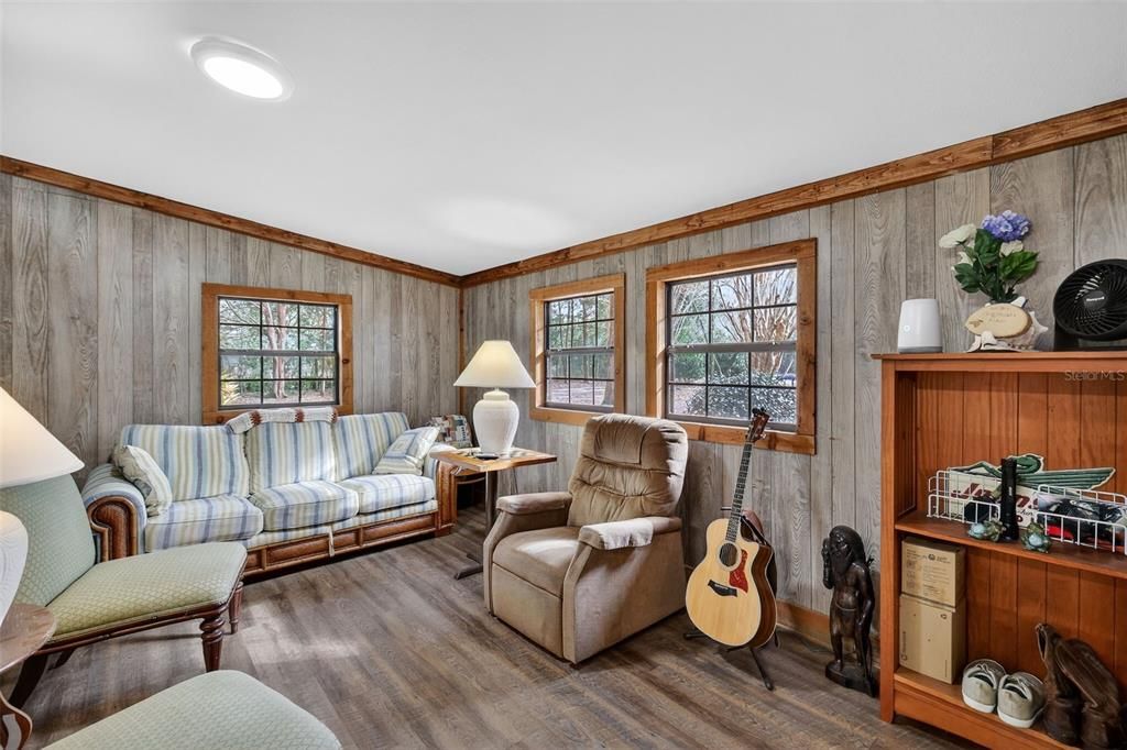 For Sale: $369,000 (3 beds, 2 baths, 1046 Square Feet)