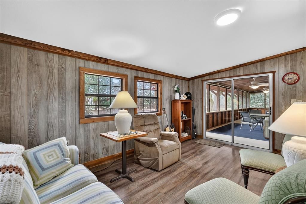 For Sale: $369,000 (3 beds, 2 baths, 1046 Square Feet)