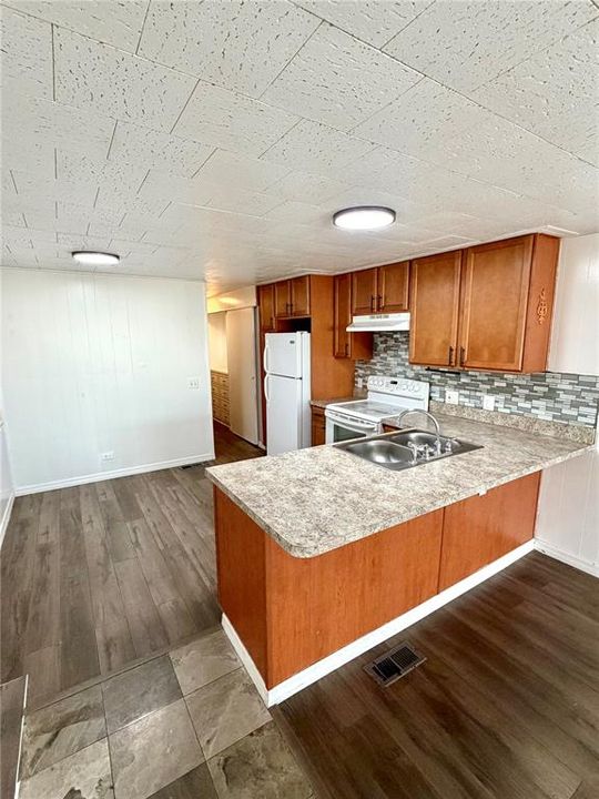 На продажу: $199,990 (2 спален, 1 ванн, 984 Квадратных фут)