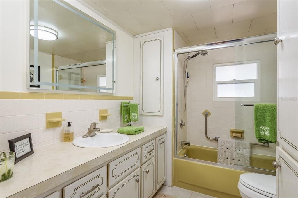 Active With Contract: $125,000 (2 beds, 2 baths, 960 Square Feet)