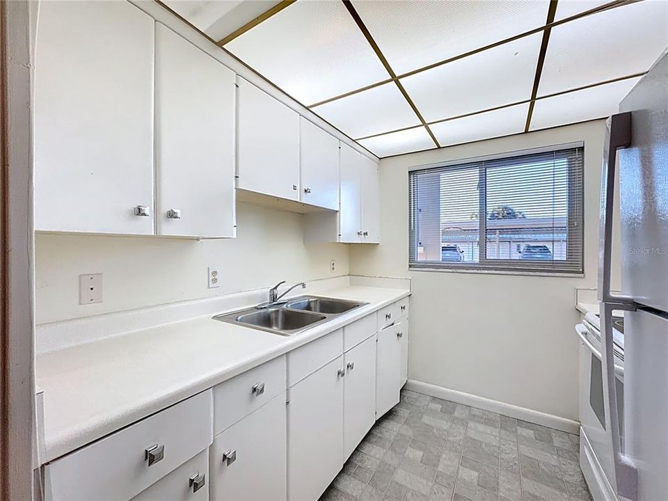 Active With Contract: $135,000 (2 beds, 2 baths, 833 Square Feet)