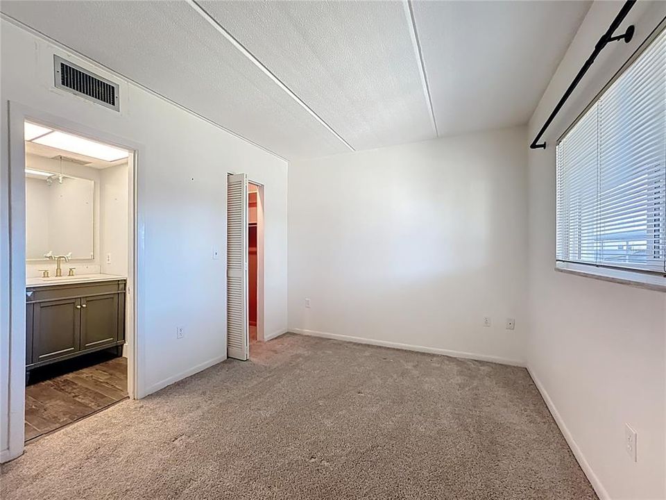 Active With Contract: $135,000 (2 beds, 2 baths, 833 Square Feet)