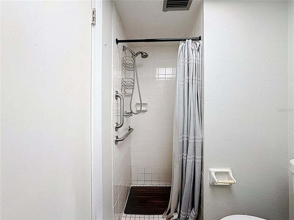 Active With Contract: $135,000 (2 beds, 2 baths, 833 Square Feet)