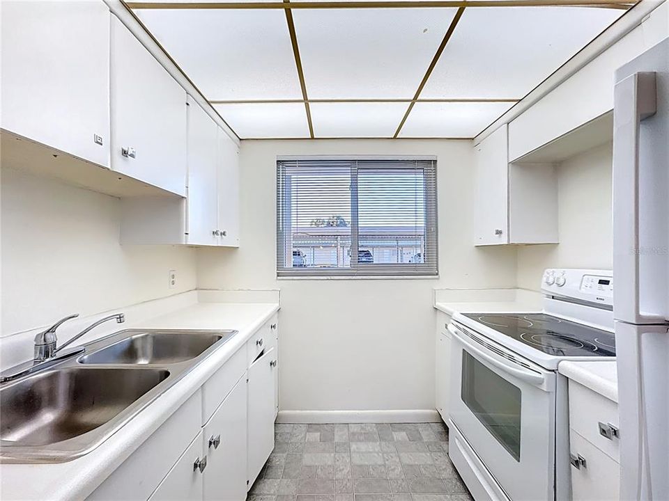 Active With Contract: $135,000 (2 beds, 2 baths, 833 Square Feet)