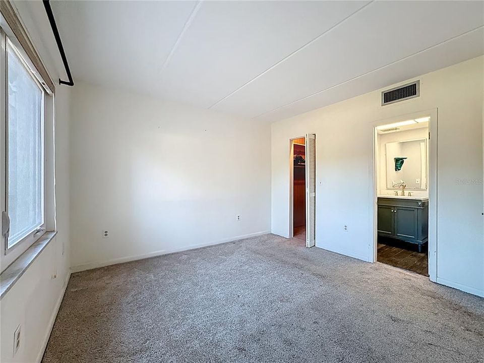 Active With Contract: $135,000 (2 beds, 2 baths, 833 Square Feet)