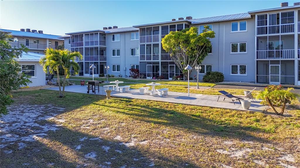 Active With Contract: $135,000 (2 beds, 2 baths, 833 Square Feet)