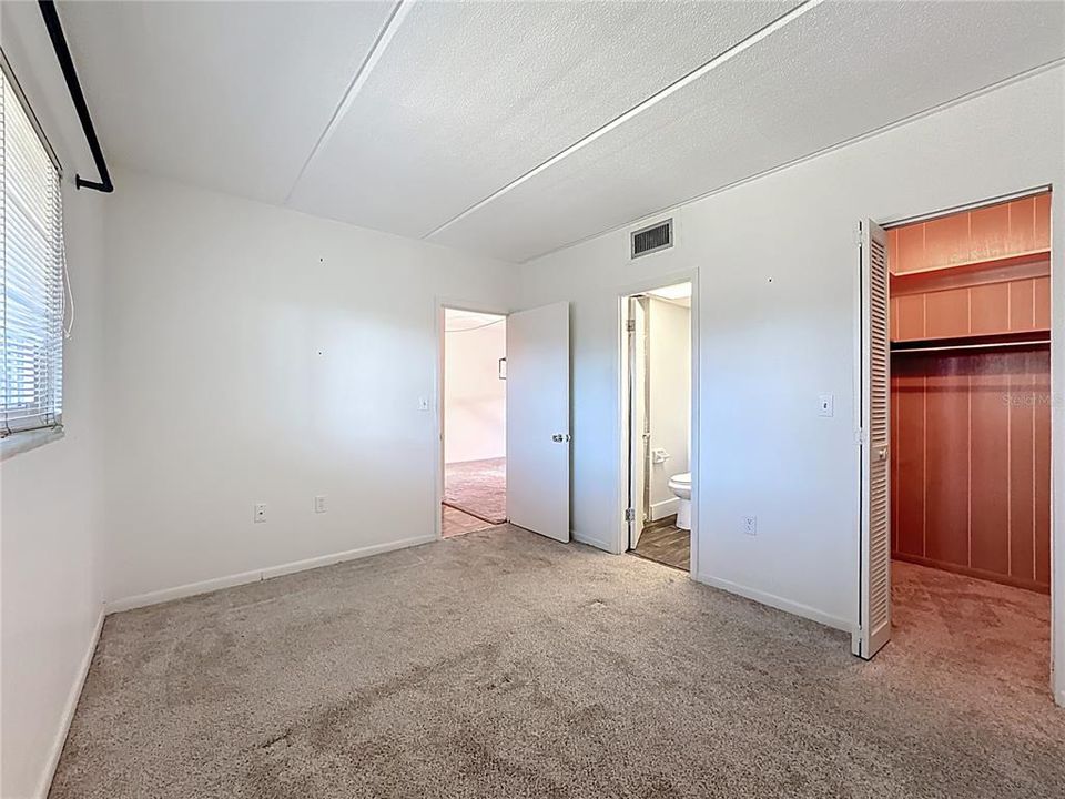 Active With Contract: $135,000 (2 beds, 2 baths, 833 Square Feet)