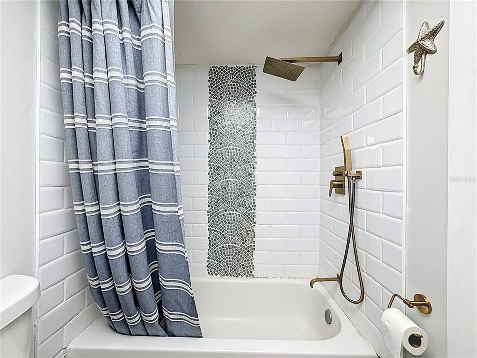 Active With Contract: $135,000 (2 beds, 2 baths, 833 Square Feet)