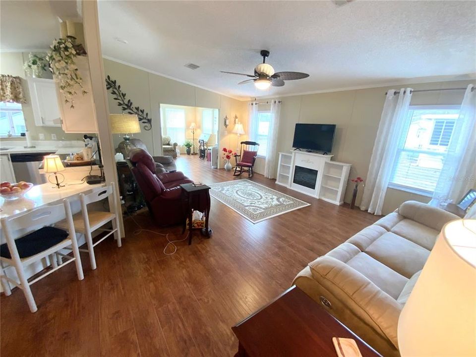 For Sale: $191,500 (2 beds, 2 baths, 1100 Square Feet)