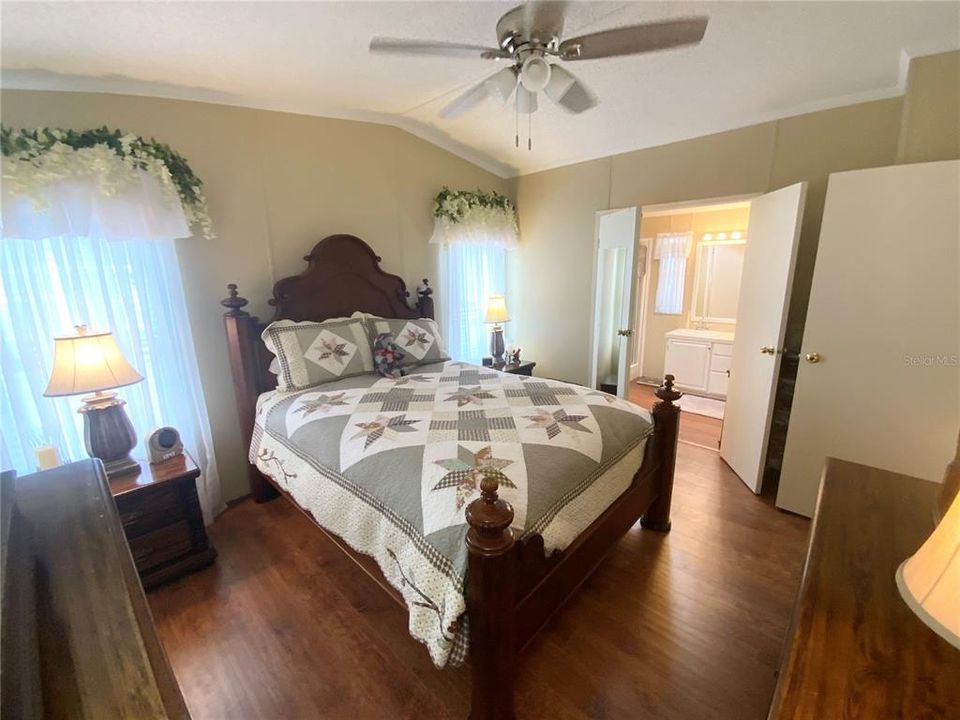 For Sale: $191,500 (2 beds, 2 baths, 1100 Square Feet)