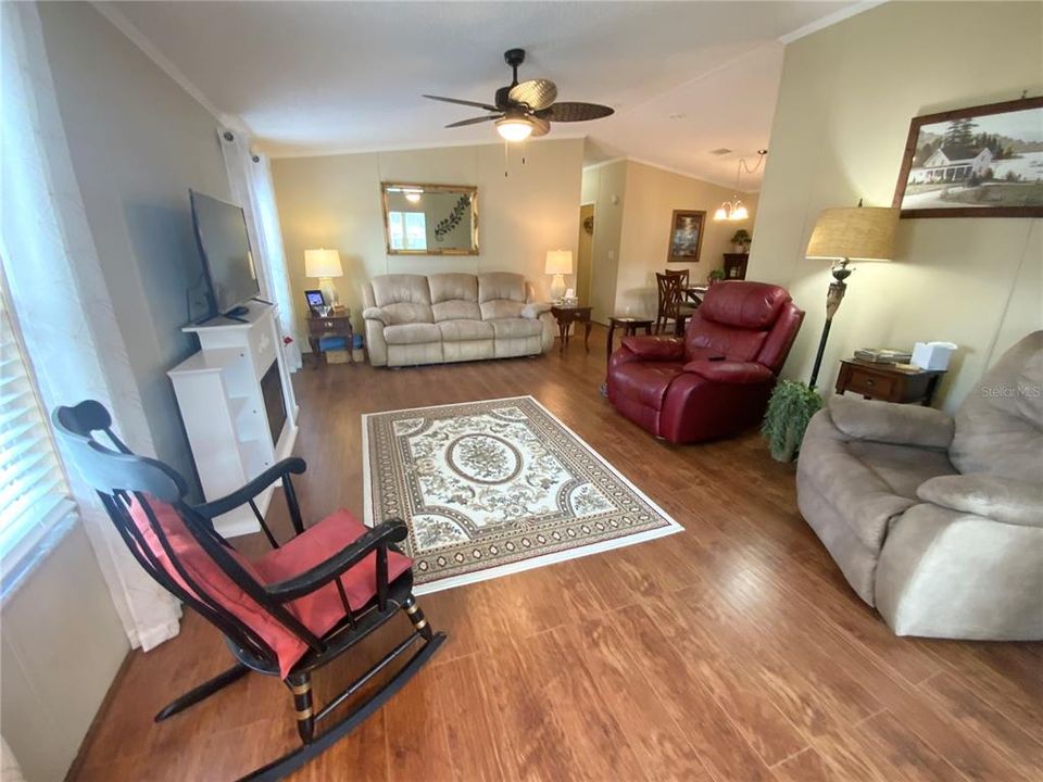 For Sale: $191,500 (2 beds, 2 baths, 1100 Square Feet)