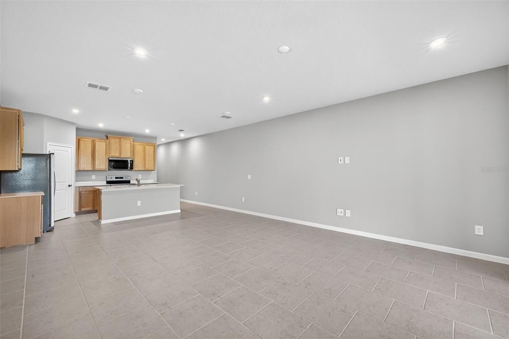 Под контрактом: $284,529 (3 спален, 2 ванн, 1691 Квадратных фут)