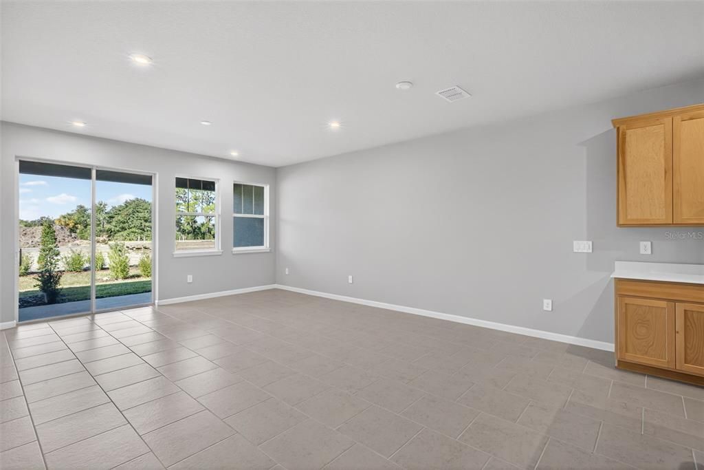 Под контрактом: $284,529 (3 спален, 2 ванн, 1691 Квадратных фут)