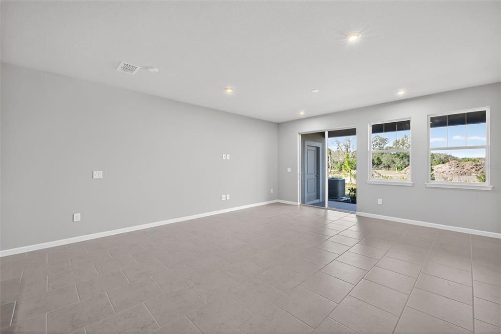 Под контрактом: $284,529 (3 спален, 2 ванн, 1691 Квадратных фут)