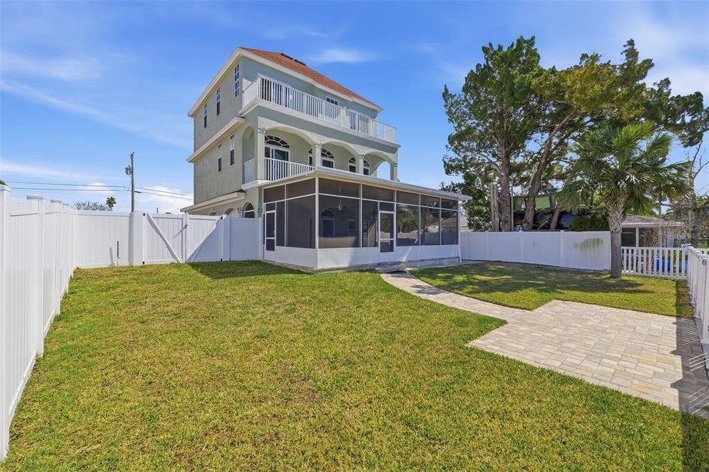 Под контрактом: $585,999 (3 спален, 2 ванн, 1999 Квадратных фут)