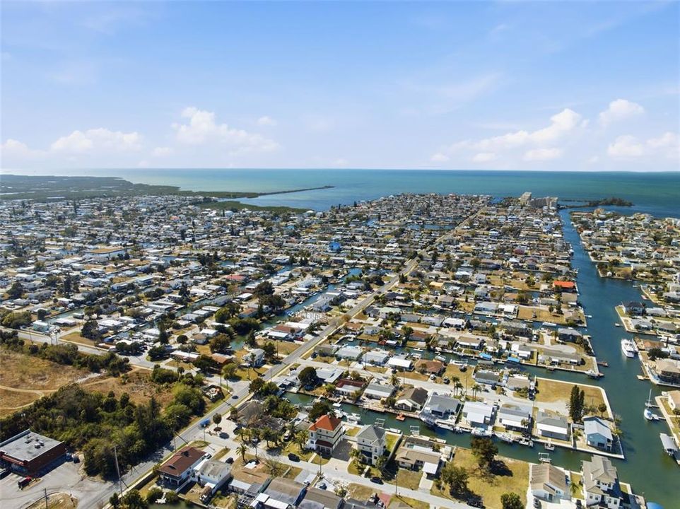 Под контрактом: $585,999 (3 спален, 2 ванн, 1999 Квадратных фут)