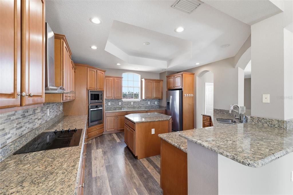 Под контрактом: $585,999 (3 спален, 2 ванн, 1999 Квадратных фут)