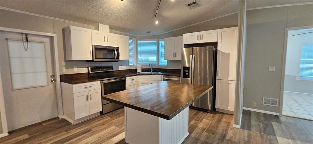 For Rent: $1,400 (2 beds, 2 baths, 1175 Square Feet)